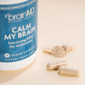 Flacon Calm My Brain de BrainMD sur une table en bois