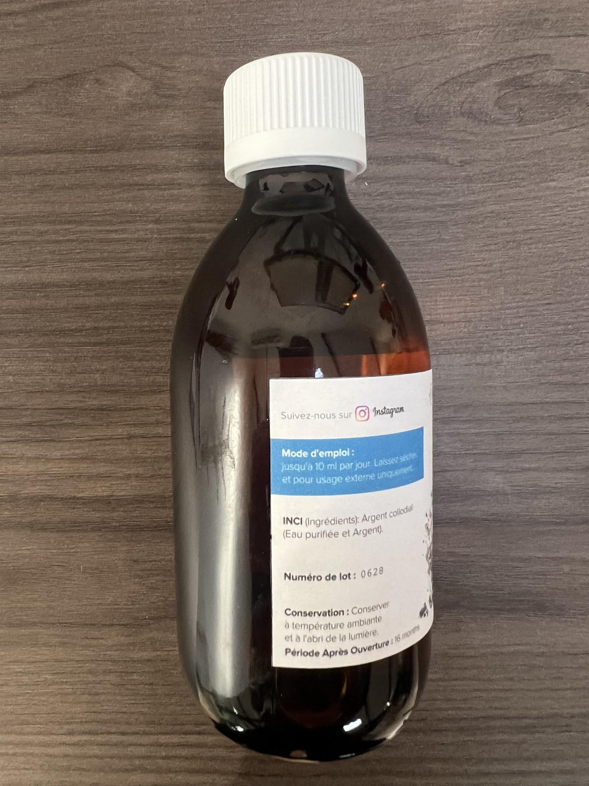 Flacon d'argent colloïdal d'Institut Katharos dans un environnement naturel