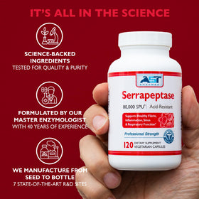 Flacon d'AST Enzymes Serrapeptase avec une main tenant une capsule