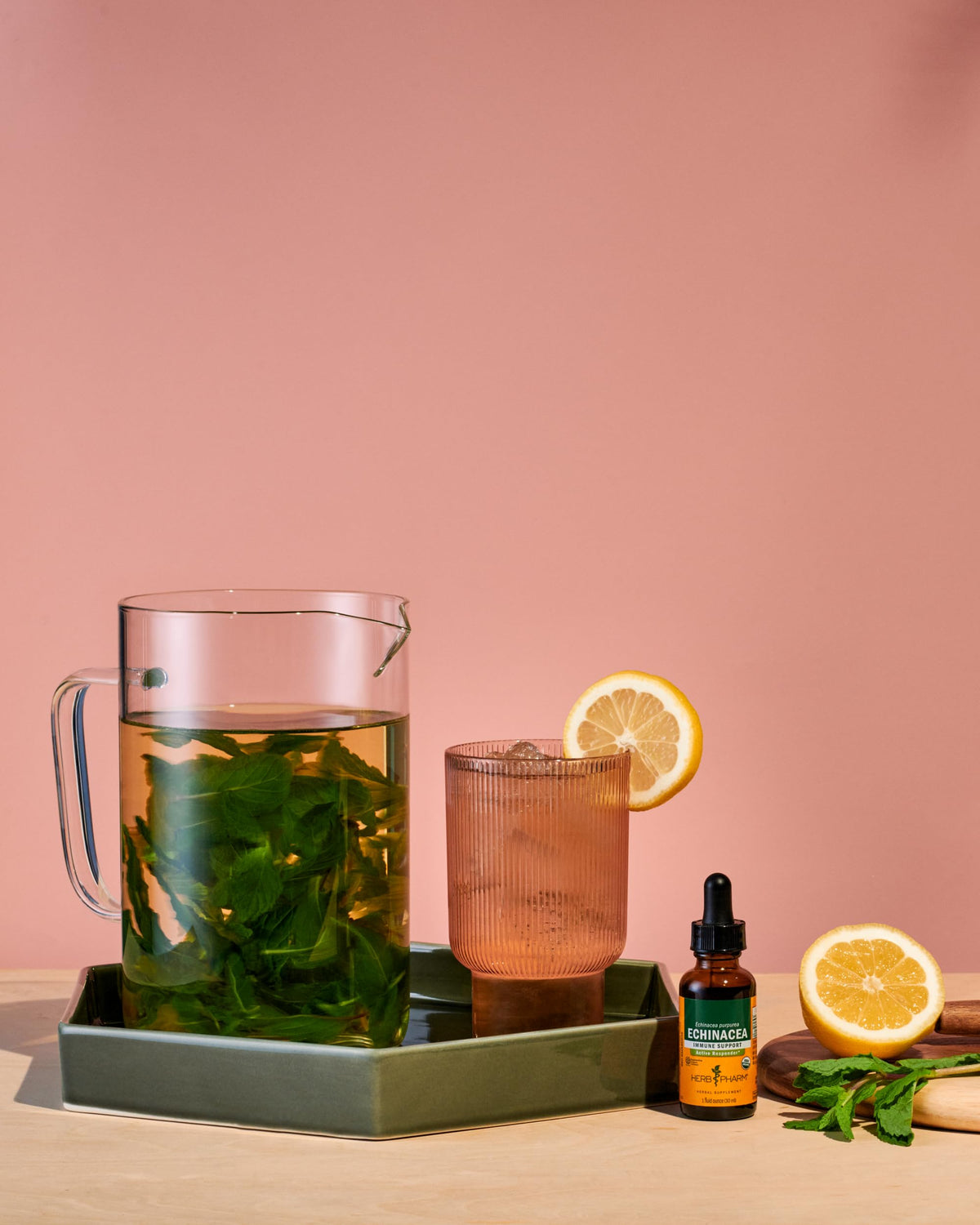 Flacon d'extrait d'échinacée Herb Pharm sur une table en bois
