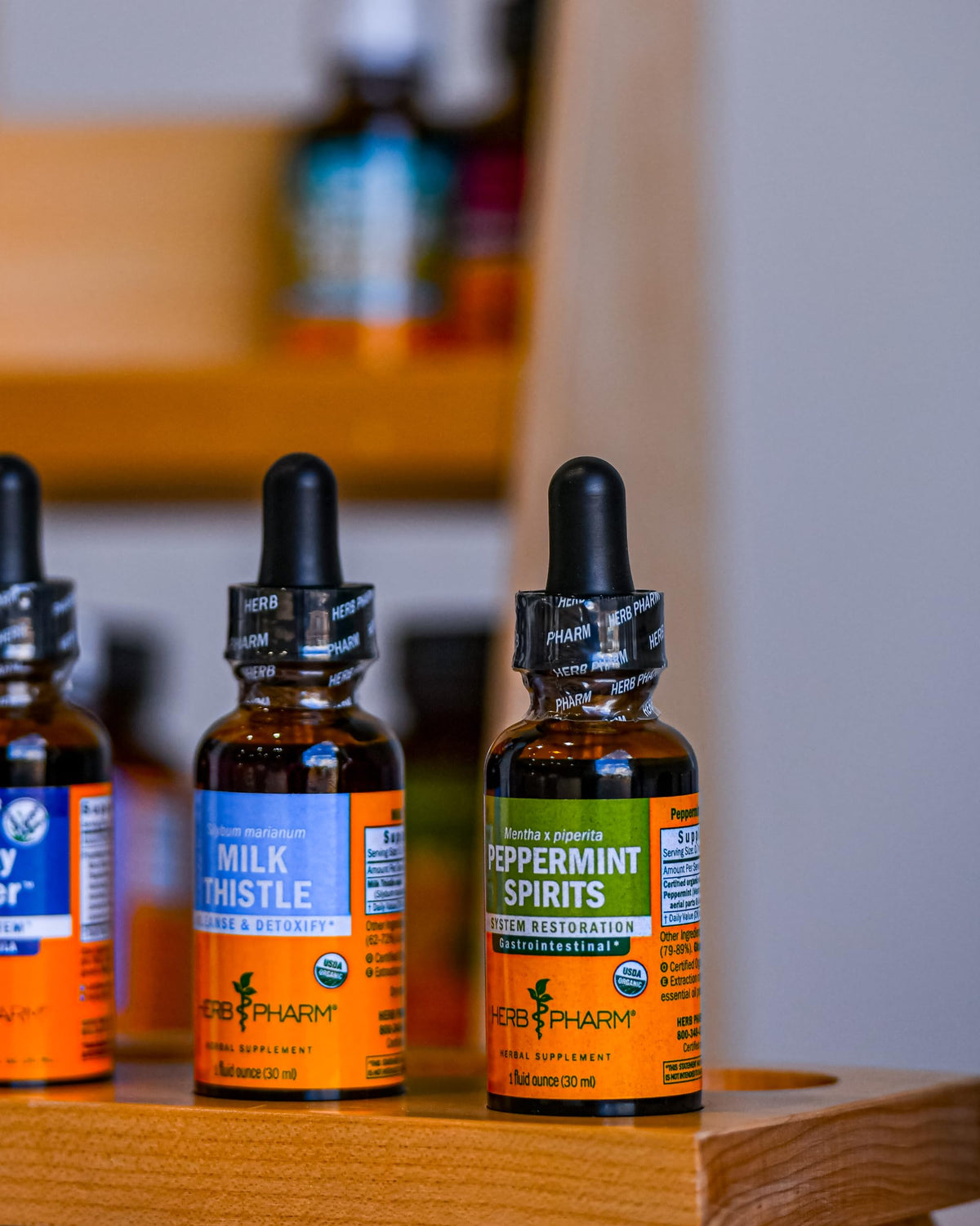 Flacon d'extrait de chardon-marie Herb Pharm avec arrière-plan végétal