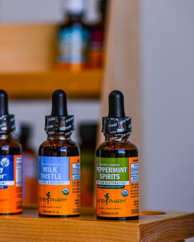Flacon d'extrait de chardon-marie Herb Pharm avec arrière-plan végétal