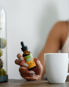 Flacon d'extrait de curcuma Herb Pharm avec fond de plantes