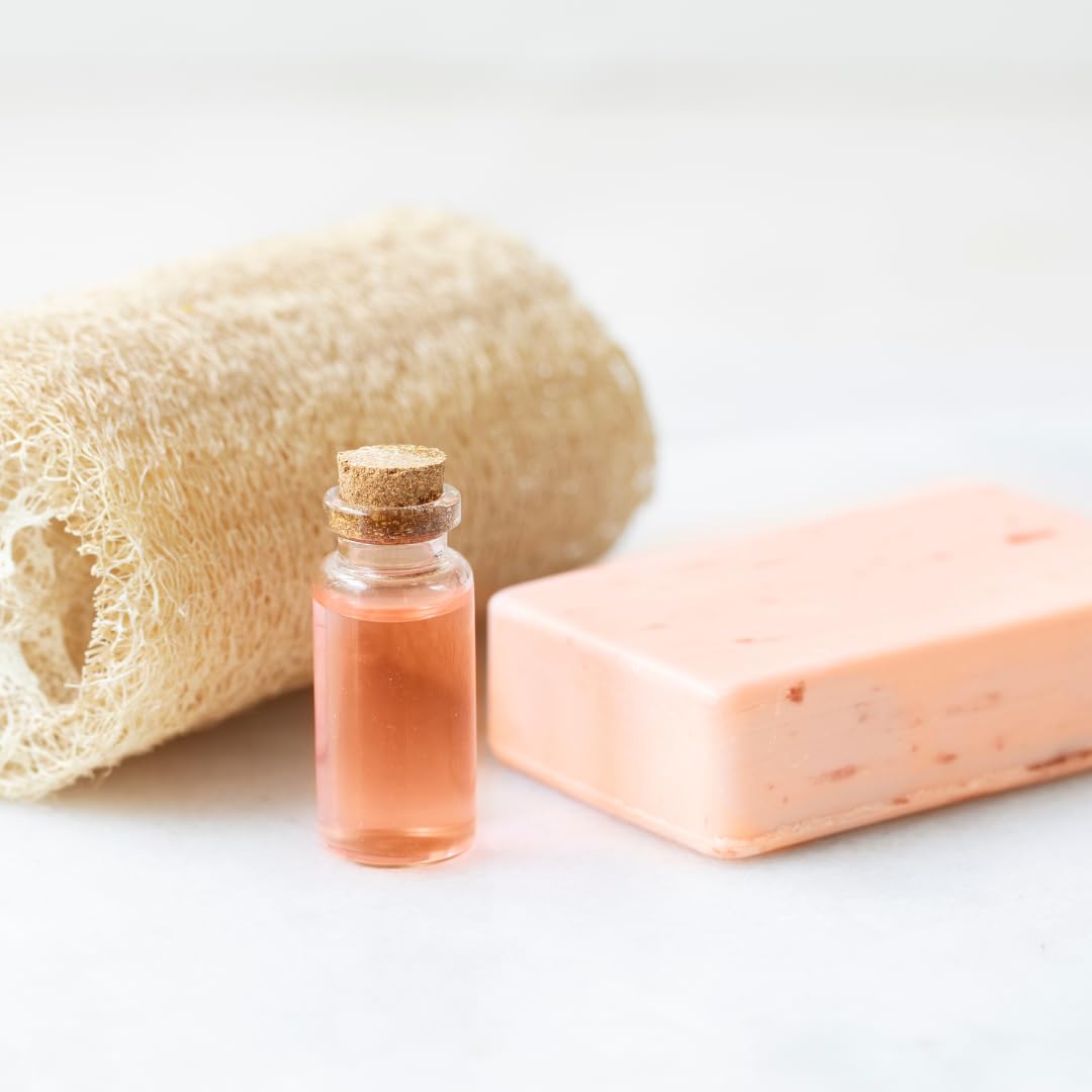 Flacon d'extrait de papaye PURE ORIGINAL INGREDIENTS sur une table en bois