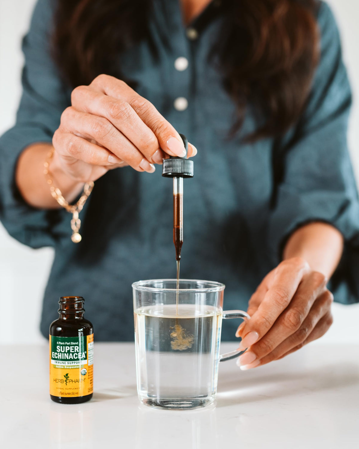 Flacon d'extrait liquide Super Echinacea Herb Pharm sur fond naturel