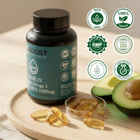 Flacon d'huile d'algue Omega 3 Vegan ouvert avec gélules à l'intérieur