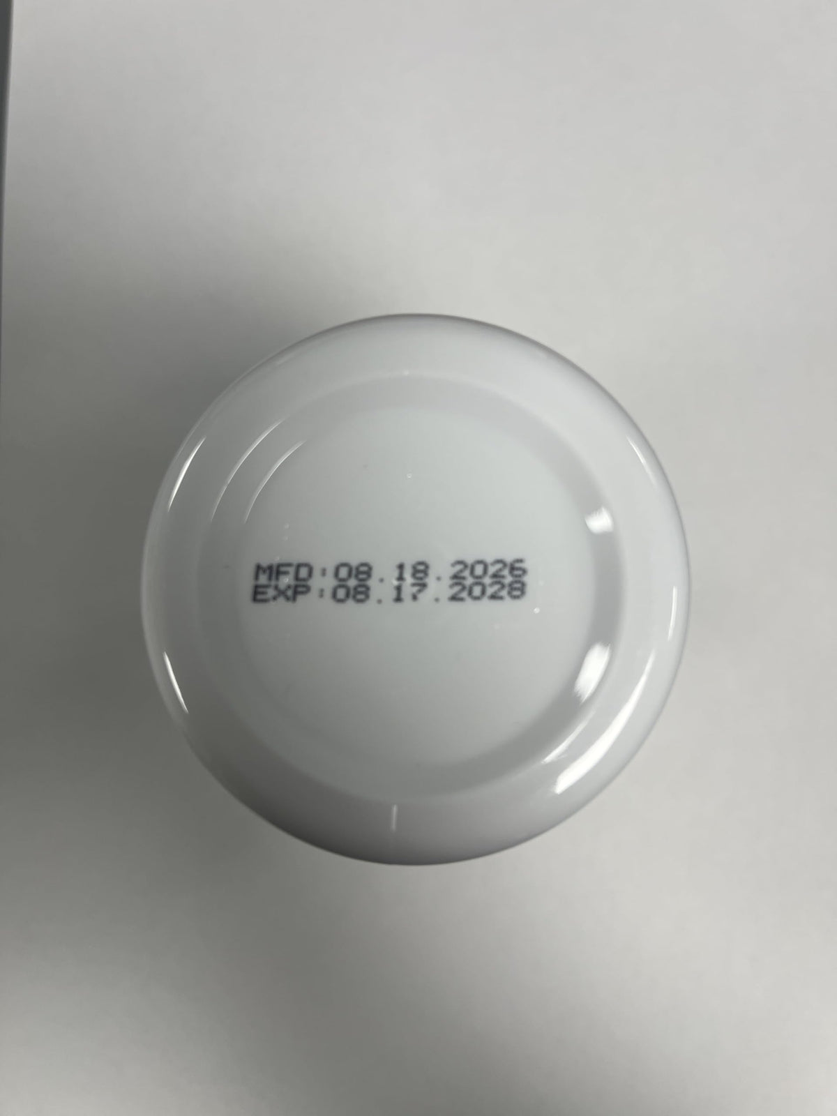 Flacon de 120 capsules Lipovis Urolithin A sur une surface en marbre
