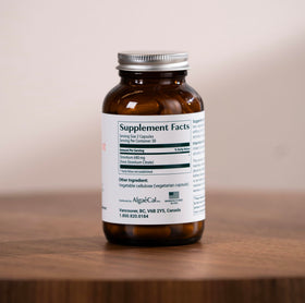 Flacon de 60 capsules ALGAECAL Strontium sur un fond neutre