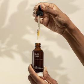 Flacon de 60 ml d'extrait de champignon Reishi sur fond blanc
