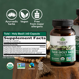 Flacon de Basilic Sacré Bio ORGANIC INDIA sur une table en bois