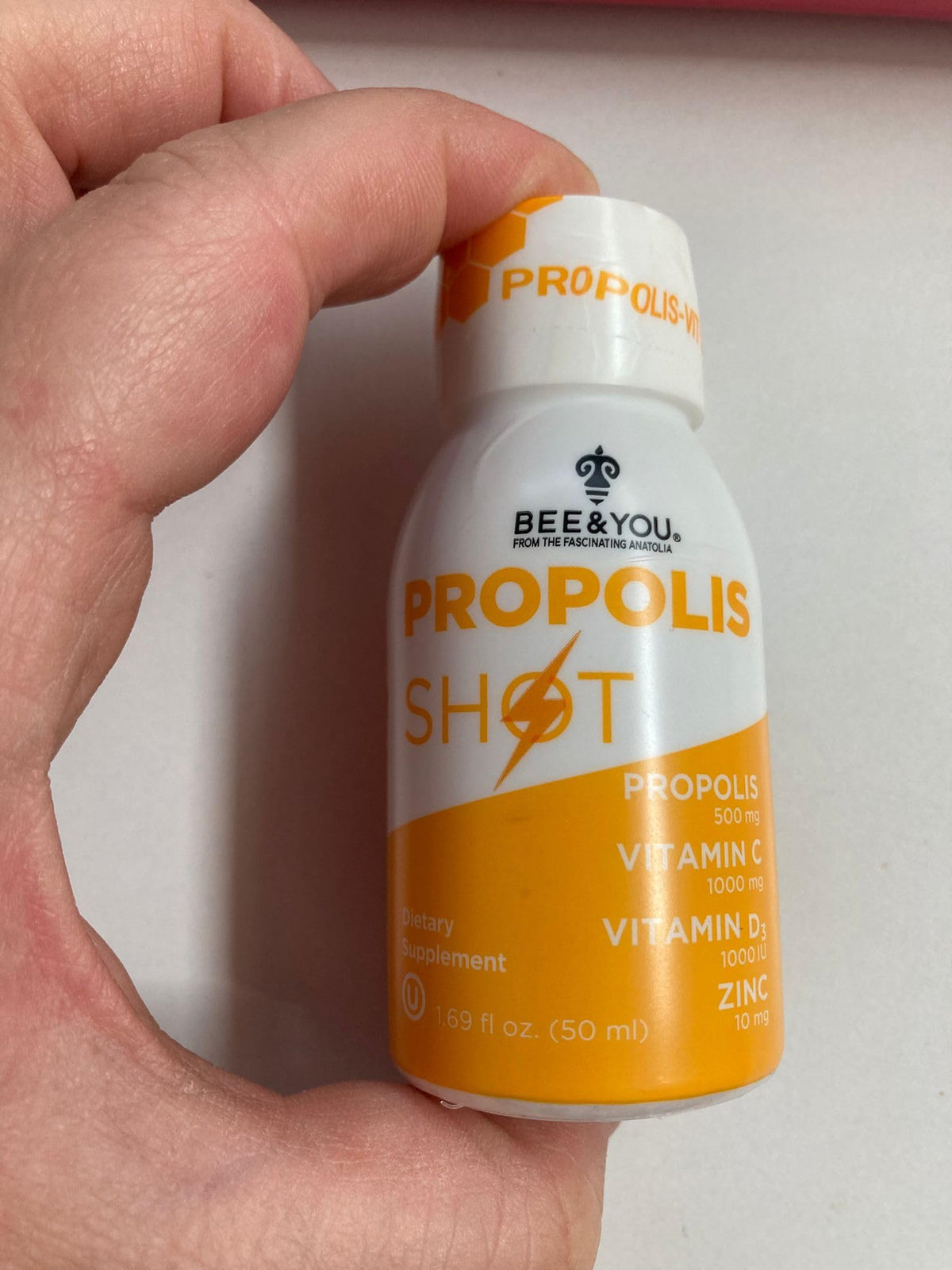 Flacon de BEE & YOU Propolis sur fond blanc