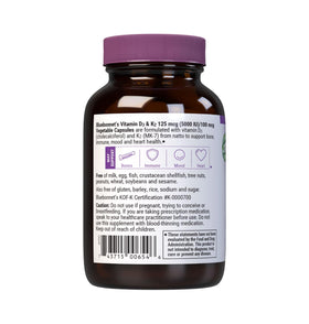 Flacon de BlueBonnet Vitamine D3 & K2 avec des ingrédients naturels en arrière-plan