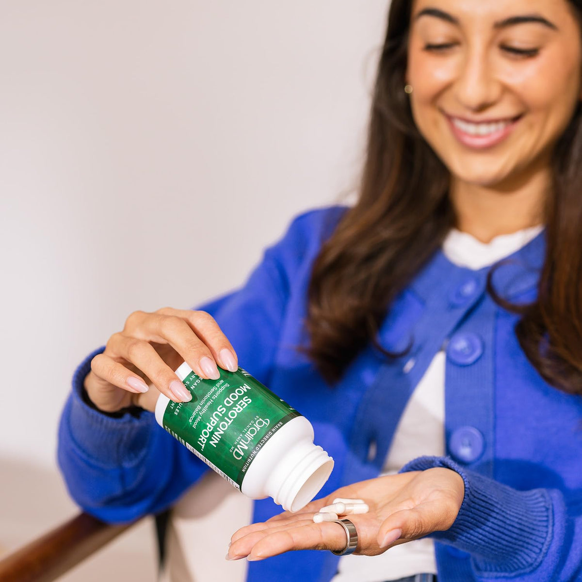 Flacon de BrainMD sur une table avec des accessoires de bien-être