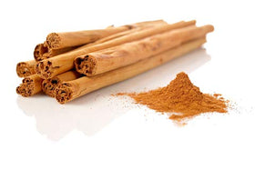 Flacon de cannelle Ceylan bio GreenPacks sur une table en bois