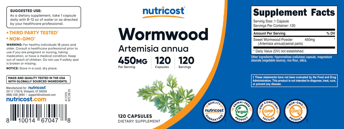 Flacon de capsules d'armoise Nutricost sur un bureau, avec des plantes en arrière-plan