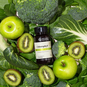 Flacon de chlorophylle Nature's Sunshine ouvert avec capsules visibles