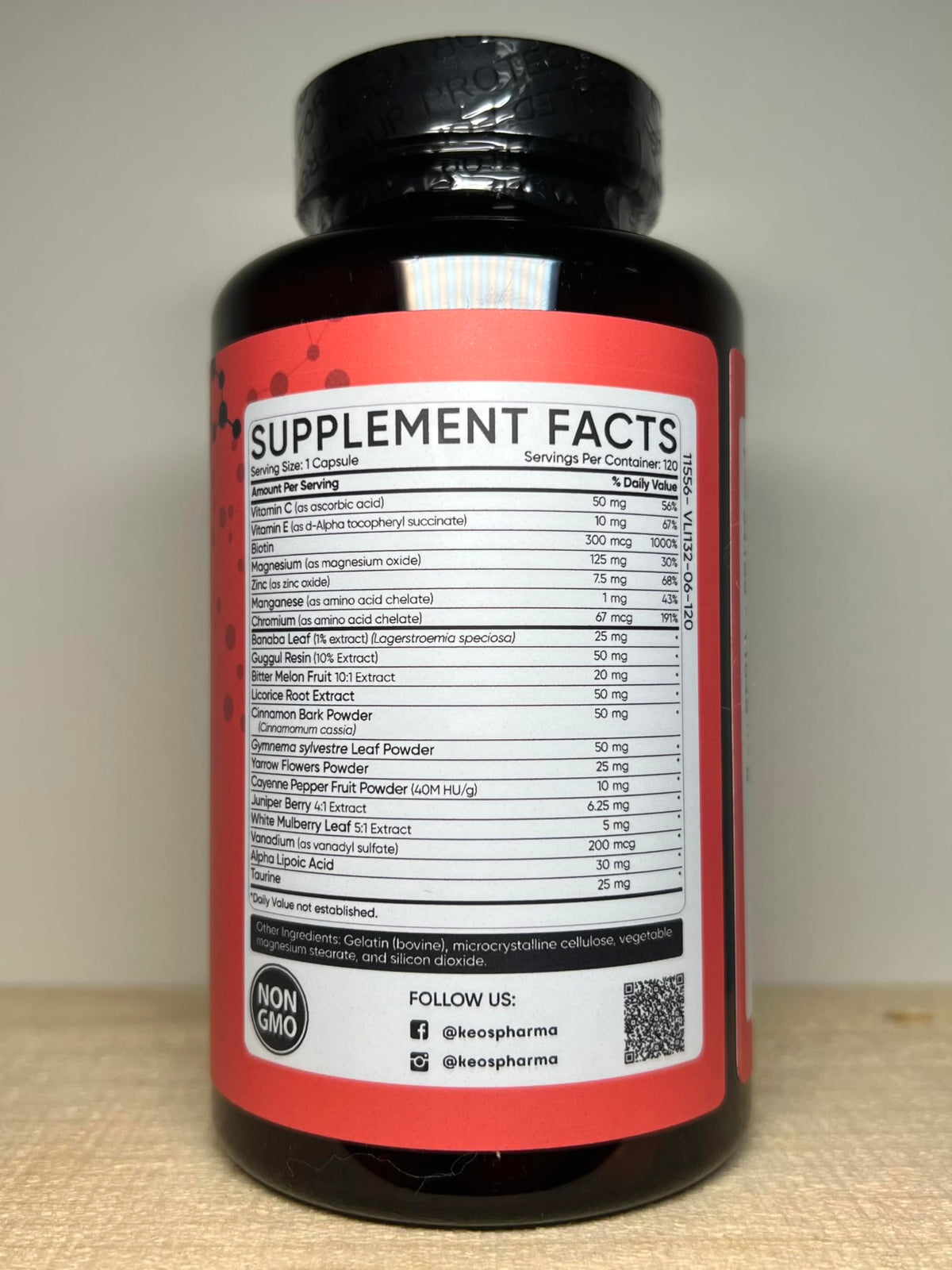 Flacon de complément alimentaire KeosPharma ouvert montrant les capsules