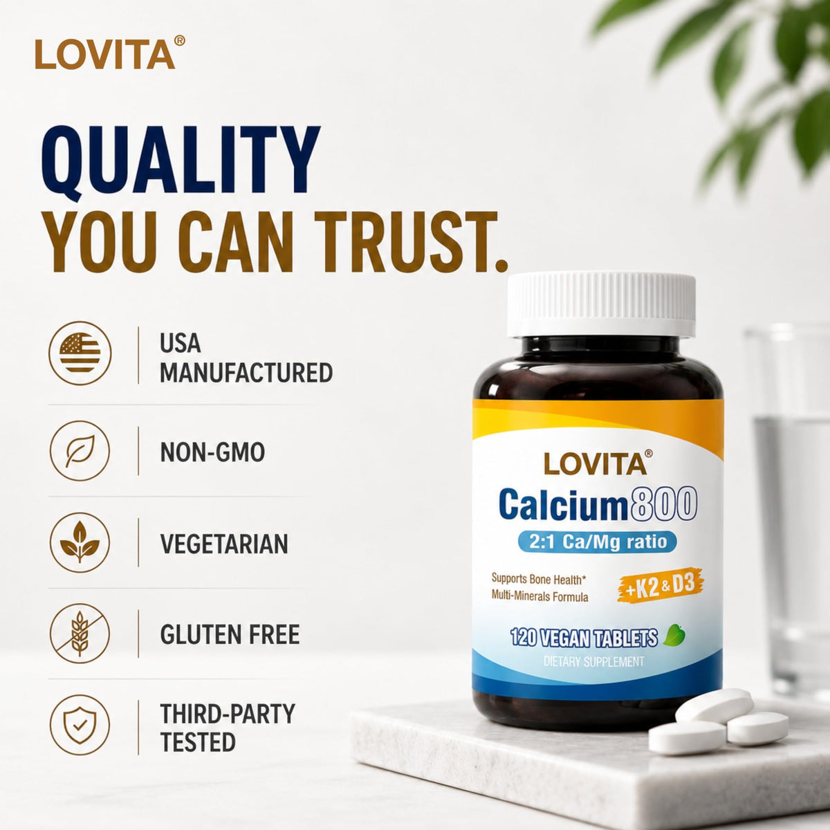 Flacon de comprimés LOVITA Calcium Citrate sur un fond naturel