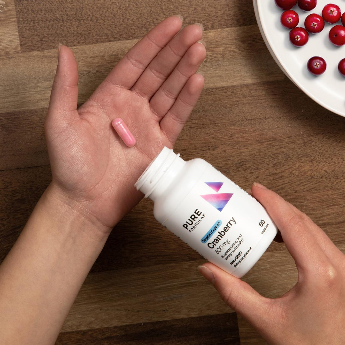 Flacon de Cranberry 500 mg PureFormulas sur un fond naturel