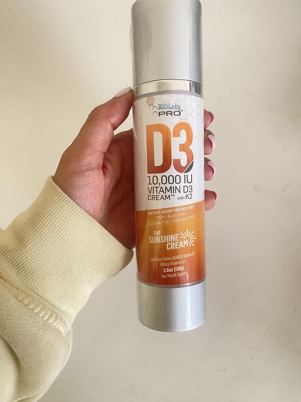 Flacon de crème de vitamine D3 10000UI ouvert