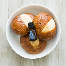 Flacon de doTERRA daily 15ml sur fond neutre