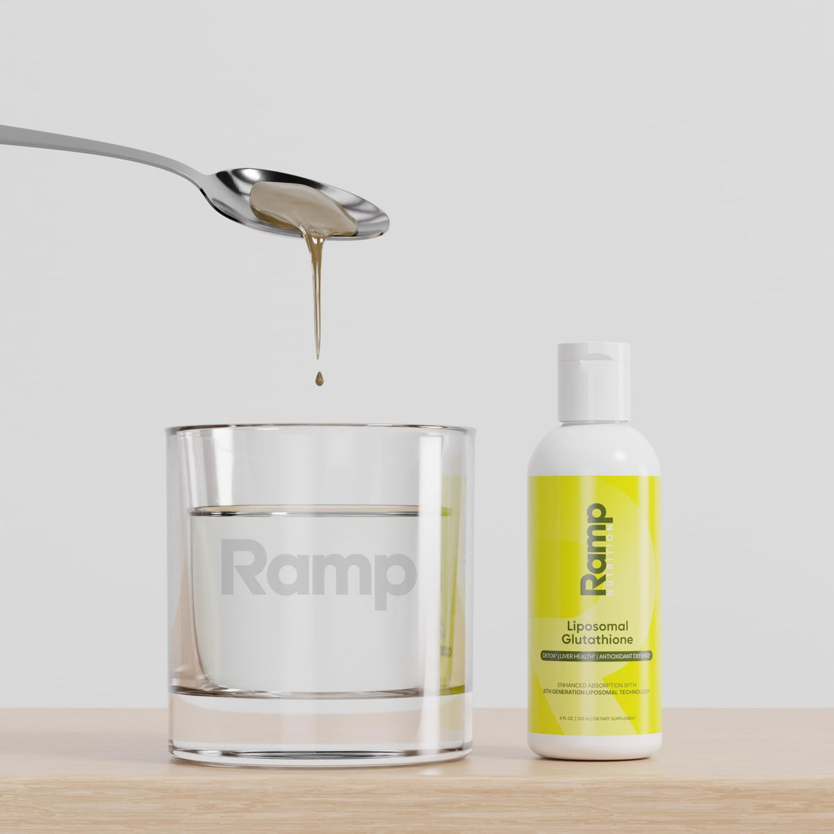 Flacon de Glutathione Liposomal sur une table en bois