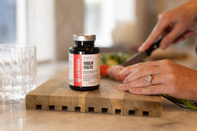 Flacon de LES Labs sur une table avec ambiance santé