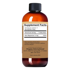 Flacon de magnésium liquide NutriNoche sur un fond naturel