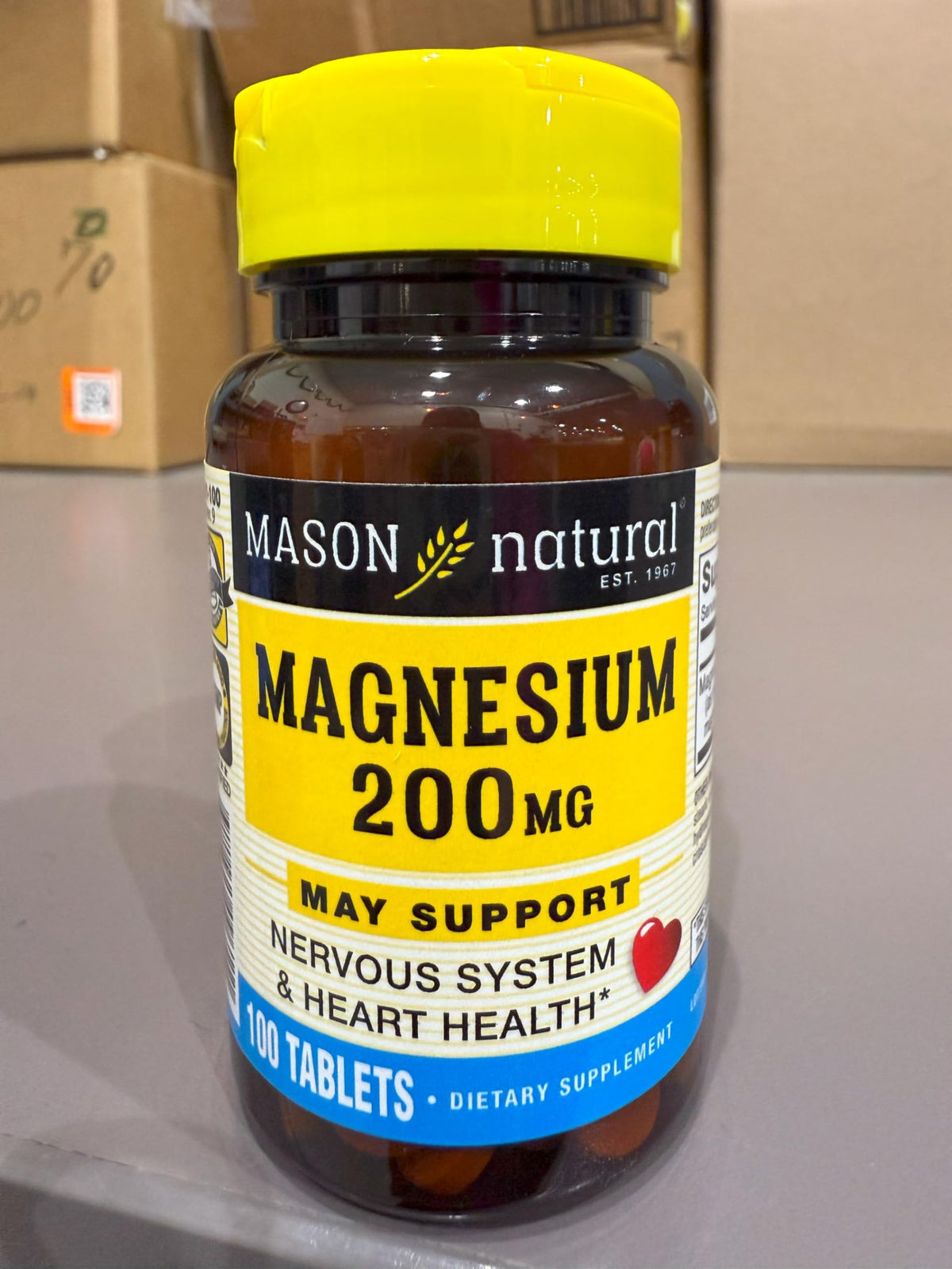 Flacon de MASON NATURAL avec comprimés sur une table