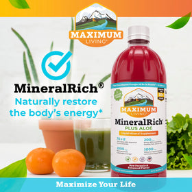 Flacon de Maximum Living Complément Alimentaire avec un verre, prêt à consommer