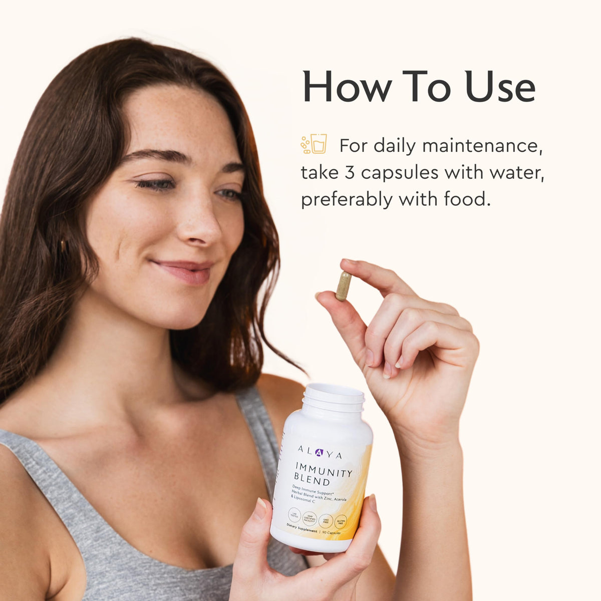Flacon de Mélange daily wellness Alaya Naturals avec une main tenant une capsule