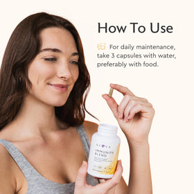 Flacon de Mélange daily wellness Alaya Naturals avec une main tenant une capsule