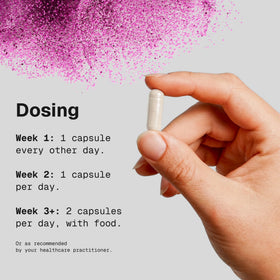 Flacon de Microbiome Labs MegaSporeBiotic ouvert avec capsules visibles