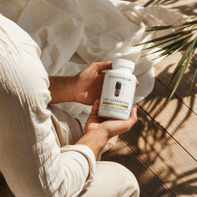 Flacon de multivitamine Dear Apothecary ouvert avec capsules visibles