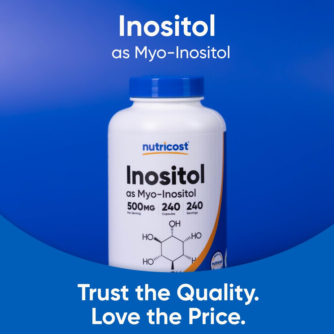 Flacon de Nutricost avec capsules d'Inositol à côté d'un verre d'eau
