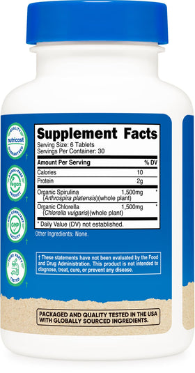 Flacon de Nutricost Spiruline et Chlorelle ouvert avec des comprimés