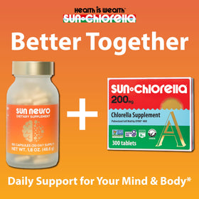 Flacon de Sun Chlorella avec une main tenant une gélule
