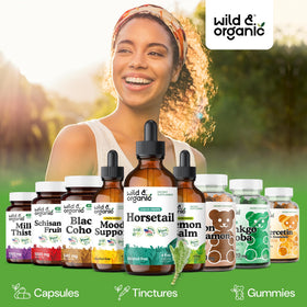 Flacon de teinture de prêle Wild & Organic sur une table en bois