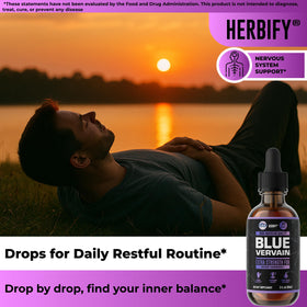Flacon de teinture de verveine bleue HERBIFY sur une table en bois