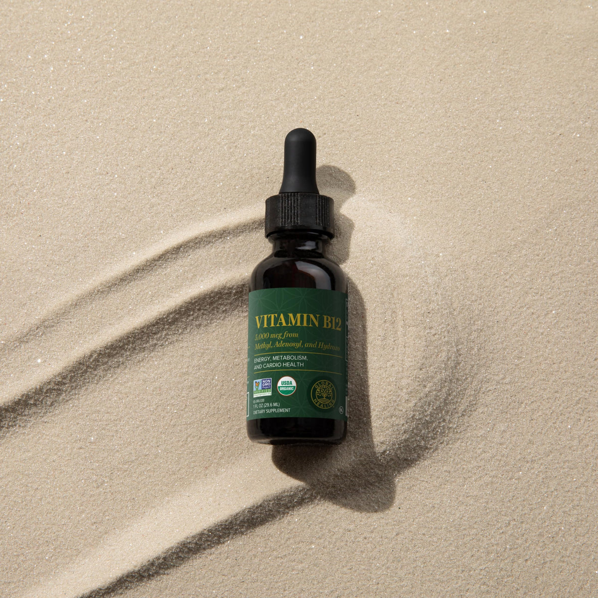 Flacon de vitamine B12 liquide sublingual sur une table en bois