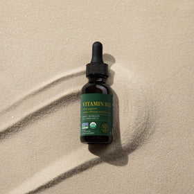 Flacon de vitamine B12 liquide sublingual sur une table en bois