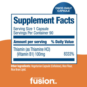 Flacon de vitamines avec capsules à côté sur une table