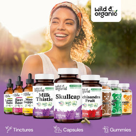 Flacon de Wild & Organic sur une table avec des plantes