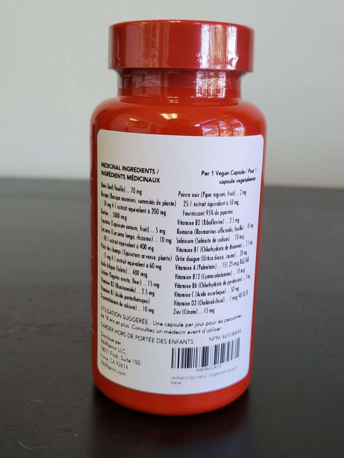 Flacon HAIRtamin ouvert avec capsules à l'intérieur