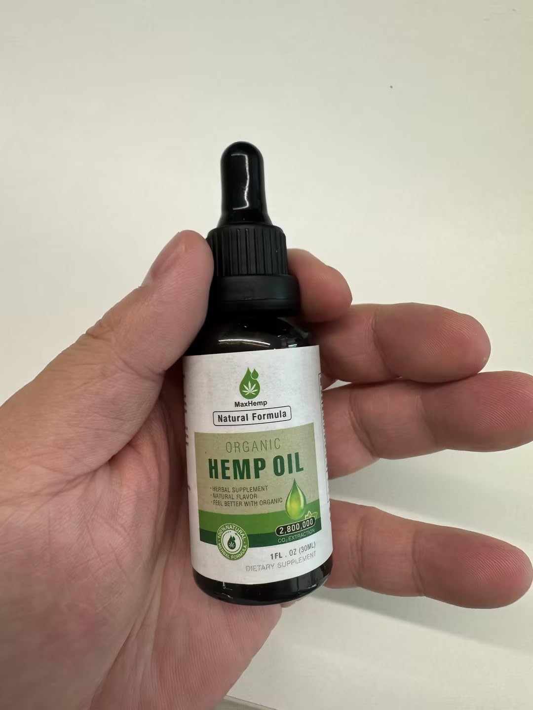 Flacons d'huile de chanvre bio MaxHemp vue avant avec étiquette