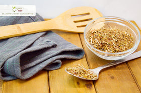 Fleurs de Bach Organic Way en vrac sur une cuillère en bois