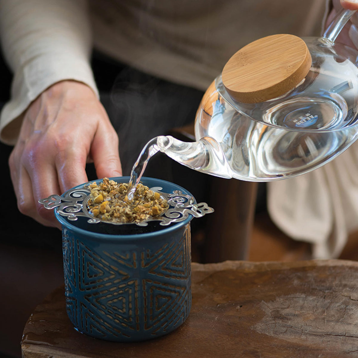 Fleurs de camomille bio dans une infuseuse à thé