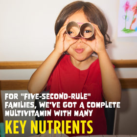 Flintstones Gummies Multivitamines Enfants sur une table avec des fruits