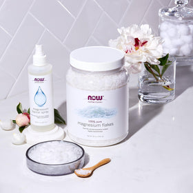 Flocons de magnésium NOW Foods, gros plan sur la texture des flocons