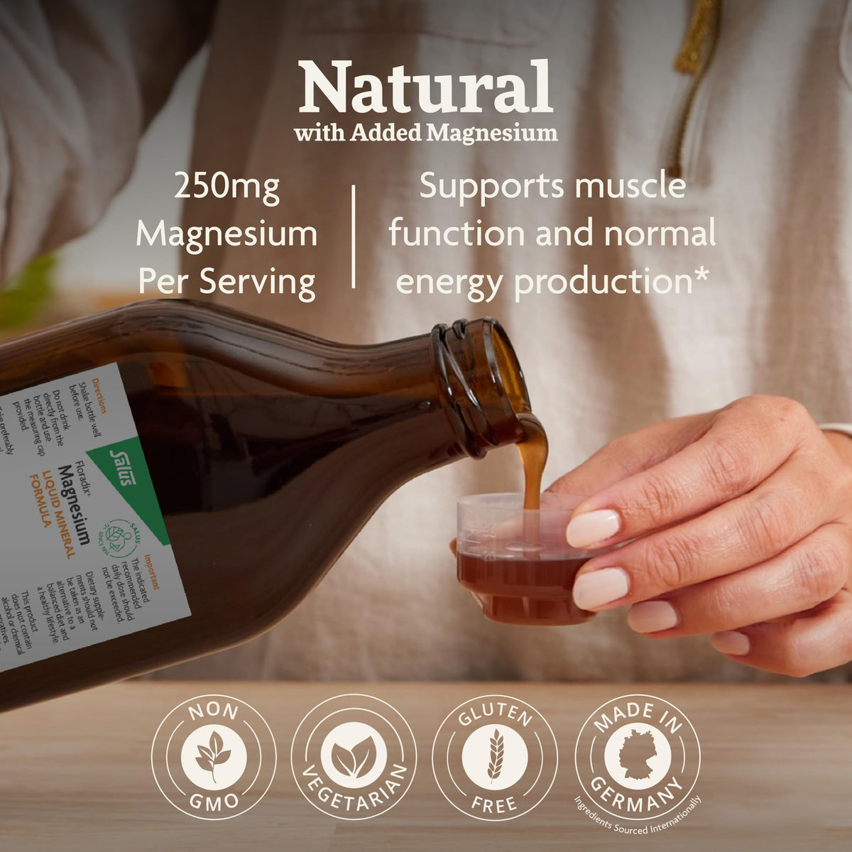 Floradix Magnésium Liquide 500 ml avec verre rempli sur une table
